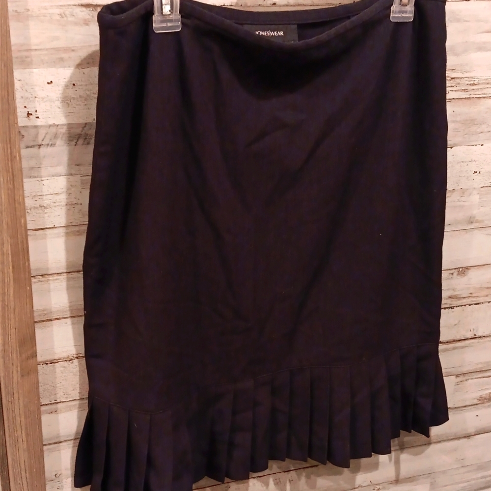 Jones Wear women's skirt.    Box 328